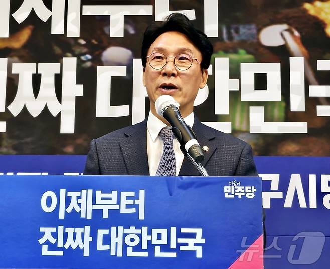 김민석 더불어민주당 상임공동선대위원장 겸 수석최고위원이 6일 대구 중구 삼덕동 민주당 대구시당에서 열린 제21대 대통령선거 진짜대한민국 대구시당 선거대책위원회의에 참석해 발언하고 있다. 2025.5.6/뉴스1 ⓒ News1 남승렬 기자
