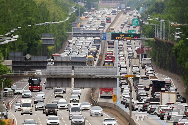 어린이날 연휴 마지막 날인 6일 서울 잠원IC 인근 경부고속도로 상(왼쪽)·하행선 방향 차량들이 서행하고 있다. 2025.5.6/뉴스1 ⓒ News1 황기선 기자