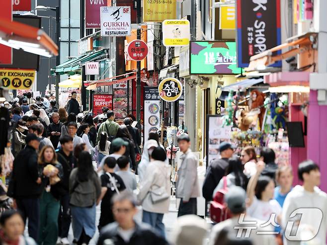 어린이날 연휴 마지막 날인 6일 서울 중구 명동거리가 외국인 관광객과 시민들로 북적이고 있다. 2025.5.6/뉴스1 ⓒ News1 황기선 기자