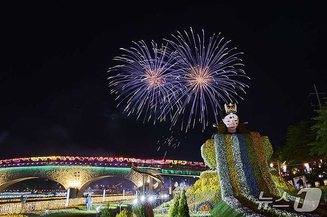 남원 요천꽃밭 춘향 조형물 앞에서 바라본 불꽃놀이 모습.(남원시 제공. 재판매 및 DB금지)/뉴스1