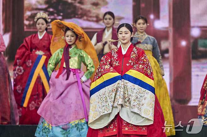 지난 3일 남원 광한루원 춘향제 메인부대에서 한복패션쇼가 진행된 가운데 춘향선발대회 수상자들이 한복을 입고 포즈를 취하고 있다.(남원시 제공. 재판매 및 DB금지)/뉴스1