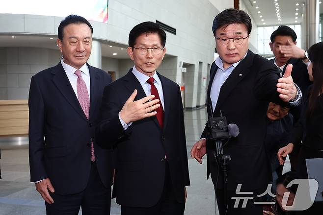 단일화 문제를 놓고 당 지도부와 갈등을 빚고 있는 김문수 국민의힘 대통령 후보가 6일 경북 경주시 HICO(정상회의장) 미디어센터에서 브리핑을 갖고 경선 일정 중단과 서울행을 선언하고 있다. 2025.5.6/뉴스1 ⓒ News1 김민지 기자