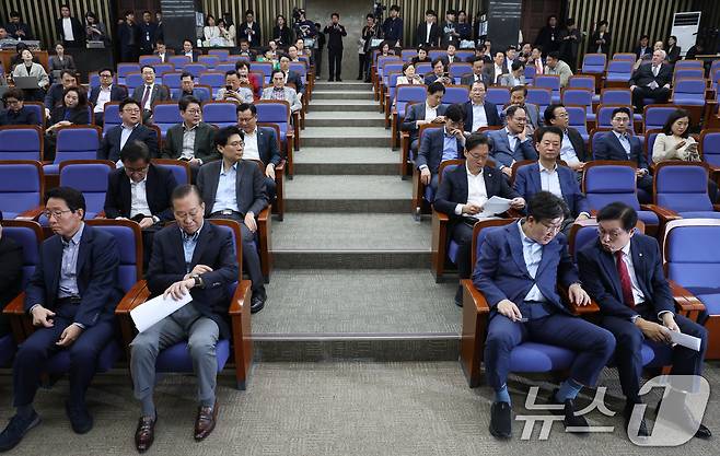 국민의힘 권영세 비상대책위원장과 권성동 원내대표를 비롯한 의원들이 6일 오후 서울 여의도 국회에서 열린 의원총회에 참석해 있다. 2025.5.6/뉴스1 ⓒ News1 이광호 기자