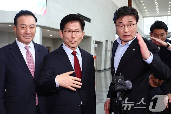 단일화 문제를 놓고 당 지도부와 갈등을 빚고 있는 김문수 국민의힘 대통령 후보가 6일 경북 경주시 HICO(정상회의장) 미디어센터에서 브리핑을 갖고 경선 일정 중단과 서울행을 선언하고 있다. 2025.5.6/뉴스1 ⓒ News1 김민지 기자