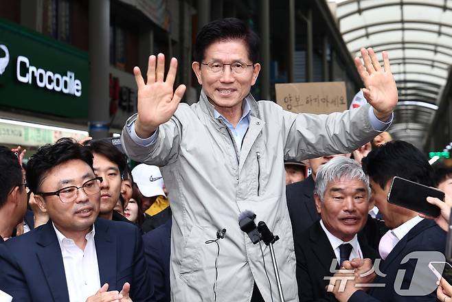 김문수 국민의힘 대통령 후보가 6일 경북 포항시 죽도시장을 찾아 시민들을 향해 인사하고 있다. 2025.5.6/뉴스1 ⓒ News1 김민지 기자