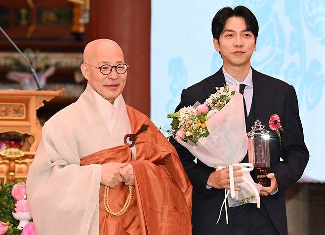 가수 이승기가 5일 조계종 총무원장 진우스님으로부터 2025 불자대상을 수상한 뒤 기념촬영을 하고 있다. 2025.5.5 연합뉴스