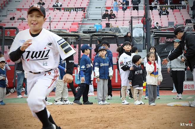 KT는 5일 어린이날 수원 홈경기에서 ‘키즈런 베이스 러닝’ 행사에 NC 어린이 팬들도 참여할 수 있도록 했다. 사진 | KT 위즈