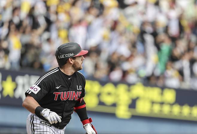 LG 오스틴이 6일 서울 잠실구장에서 열린 2025 KBO리그 정규시즌 두산전 6회 3점 홈런을 때렸다. 사진 | 연합뉴스