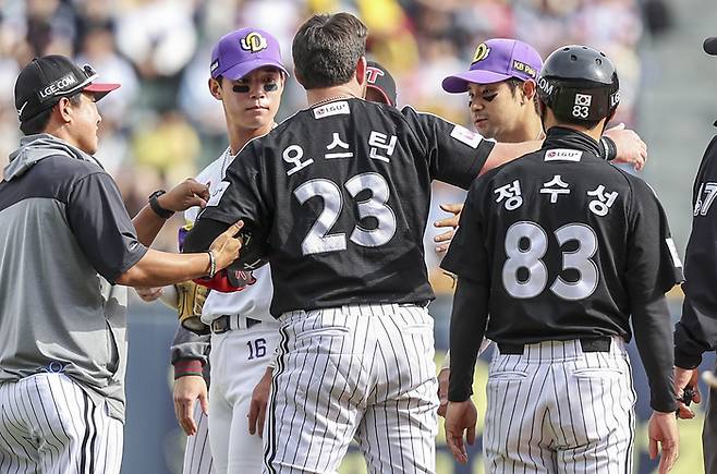 LG 오스틴이 6일 서울 잠실구장에서 열린 2025 KBO리그 정규시즌 두산전 8회초 문보경 타격 뒤 2루로 달리다 두산 2루수 강승호와 충돌해 경기장에 누워 있다 일어나 강승호와 서로 격려하고 있다. 사진 | 연합뉴스