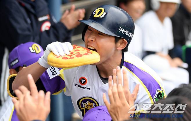 홈런 치고 들어온 정수빈을 업어준 박석민 타격 코치.