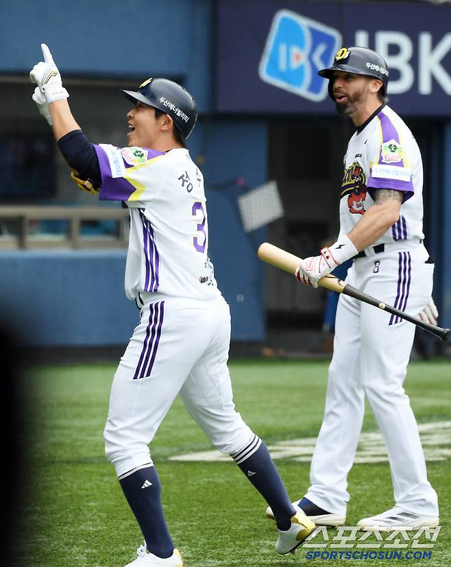 5일 잠실구장에서 열린 두산 베어스와 LG 트윈스의 경기. 3회말 두산 정수빈이 솔로포를 날린 뒤 환호하고 있다. 잠실=박재만 기자 pjm@sportschosun.com/2025.05.05/