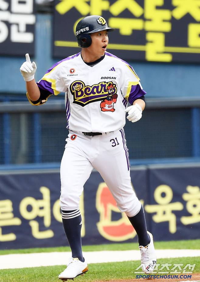 5일 잠실구장에서 열린 두산 베어스와 LG 트윈스의 경기. 3회말 두산 정수빈이 솔로포를 날린 뒤 환호하고 있다. 잠실=박재만 기자 pjm@sportschosun.com/2025.05.05/