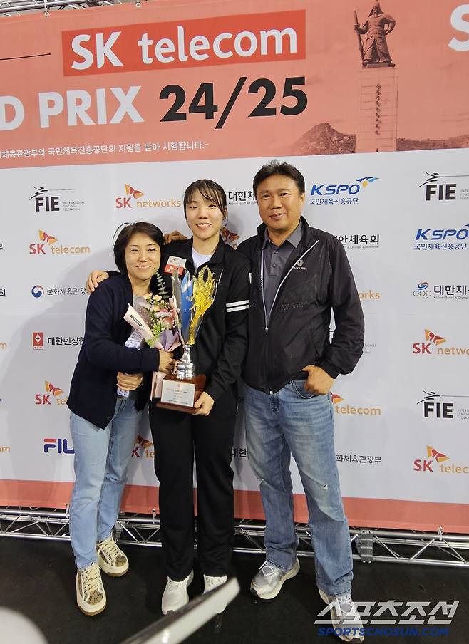전하영이 SKT그랑프리 사상 첫 우승 후 오매불망 기도하며 기다리던 아버지, 어머니와 우승 기념사진을 찍었다.