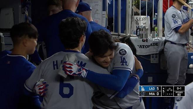 LA 다저스 오타니 쇼헤이가 6일(한국시각) 마이애미 말린스와의 경기에서 5회 투런홈런을 터뜨리고 들어와 먼저 홈을 밟은 김혜성에 다가가 포옹을 건네며 데뷔 첫 안타 및 득점을 축하해주고 있다. 사진=MLB.TV 캡처