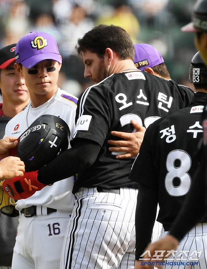 6일 잠실구장에서 열린 두산 베어스와 LG 트윈스의 경기. 8회초 무사 1루 LG 문보경 내야 땅볼 때 2루로 향하던 오스틴이 2루수 강승호와 충돌 후 통증을 호소하고 있다. 잠실=박재만 기자 pjm@sportschosun.com/2025.05.06/