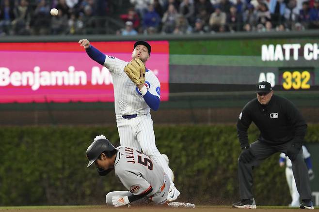 4회 좌전안타로 출루한 이정후가 맷 채프먼의 2루수 땅볼 때 2루에서 포스아웃되고 있다. AP연합뉴스