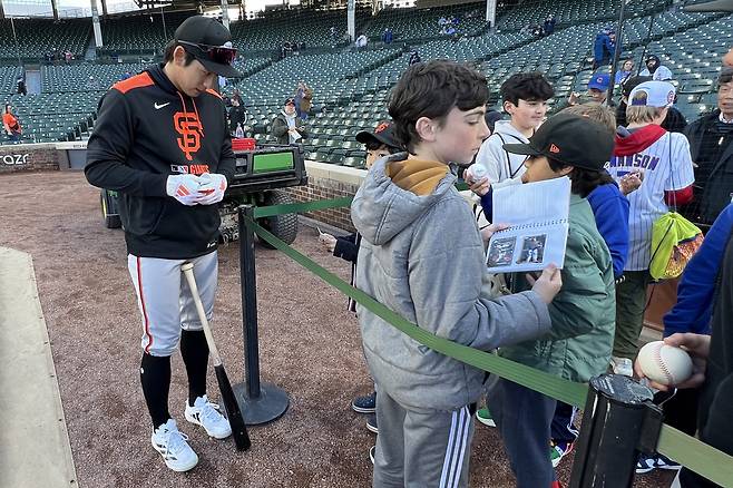 이정후가 리글리필드에서 도착하자 몰려든 어린이 팬들에게 사인을 해주고 있다. Imagn Images연합뉴스
