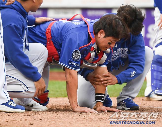 6일 대전 한화생명볼파크에서 열린 삼성-한화전. 8회말 1사 1루 채은성의 파울타구에 무릎을 맞은 강민호가 고통스러워하고 있다. 대전=정재근 기자 cjg@sportschosun.com/2025..5.6/