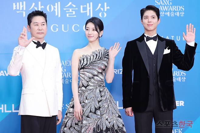 '제61회 백상예술대상 with 구찌' 레드카펫 행사에 참석한 MC 신동엽, 수지, 박보검. 25.5.5 ⓒ이혜영 기자 lhy@hankooki.com