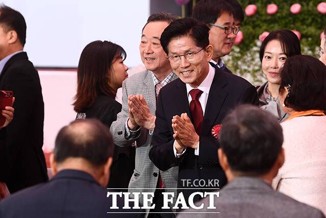 김문수 국민의힘 대선 후보가 7일 오후 한덕수 무소속 대선 예비후보와 단독으로 만나기로 했다. 사진은 김 후보가 5일 오전 서울 종로구 조계사에서 열린 불기2569년 부처님오신날 봉축법요식에 참석하고 있는 모습. /서예원 기자