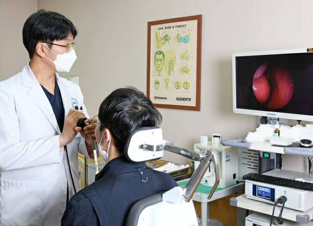 안상현 과장이 환자의 부비동 상태를 확인하고 있다(제공=분당제생병원)