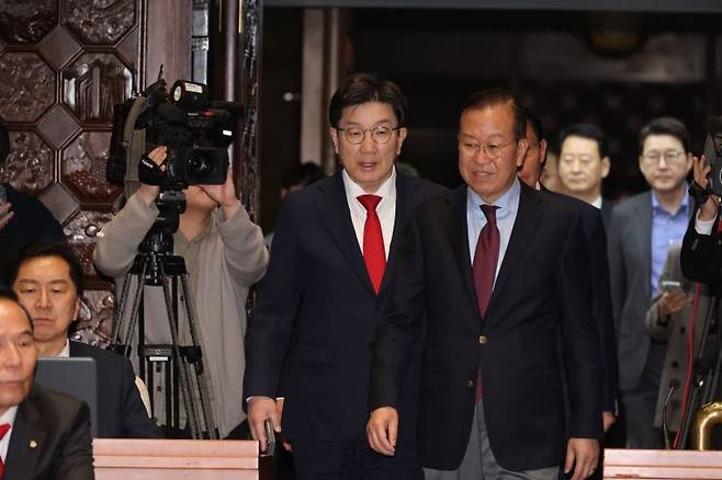 권영세 국민의힘 비상대책위원장과 권성동 원내대표가 5일 서울 여의도 국회에서 열린 의원총회에 참석하고 있다. 연합뉴스
