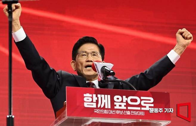 김문수 국민의힘 대통령 후보가 3일 경기 고양시 킨텍스에서 열린 5차 전당대회에서 최종 후보로 확정된뒤 후보 수락 연설을 하고 있다. 2025.05.03 윤동주 기