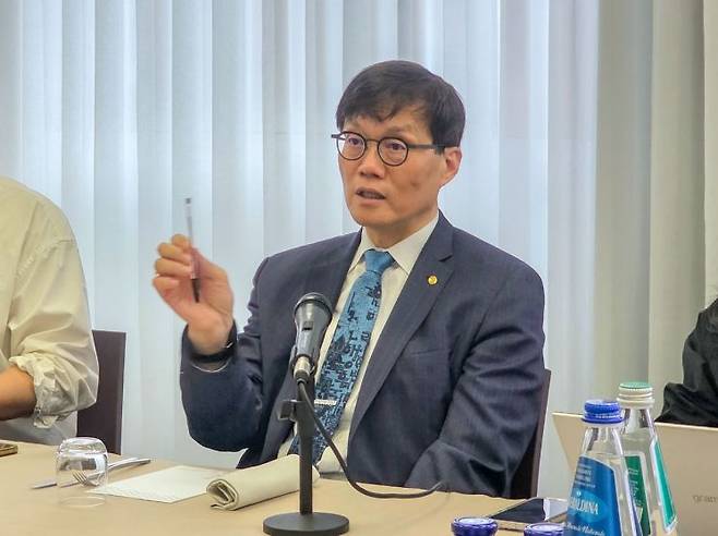 이창용 한국은행 총재가 5일(현지시간) 아시아개발은행(ADB) 연차 총회 참석차 방문한 이탈리아 밀라노에서 국내 기자단과 만나 발언하고 있다. 한국은행