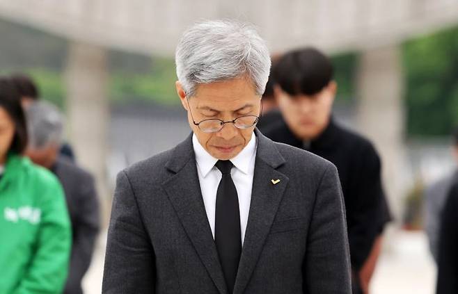 6일 오전 광주 북구 국립 5·18 민주묘지에서 권영국민주노동당 대선 후보가 참배하고 있다. 연합뉴스