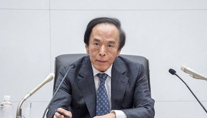 우에다 가즈오 일본은행(BOJ) 총재가 1일 기준금리를 동결한다고 발표한 후 기자회견에서 발언하고 있다. 로이터연합뉴스