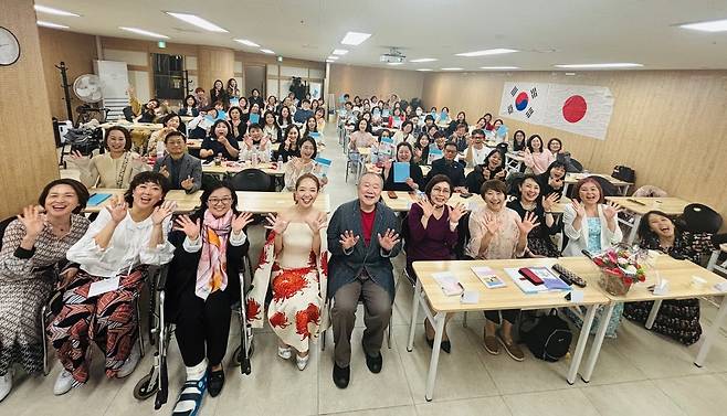 지난달 27일 서울에서 열린 자신의 저서 북콘서트에 참석한 유리 요시미(왼쪽에서 넷째)./Lily's