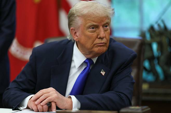 도널드 트럼프 미국 대통령이 5일 백악관 집무실에서 행정명령에 서명을 하고 있다. /로이터 연합뉴스