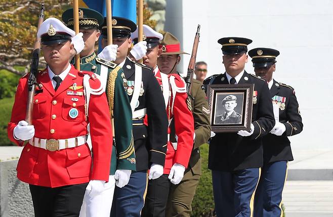 지난달 30일 오후 부산 남구 유엔기념공원에서 6·25전쟁에서 활약한 네덜란드 참전용사 고 요하네스 호르스트만 씨의 유해 안장식이 거행되고 있다./김동환 기자