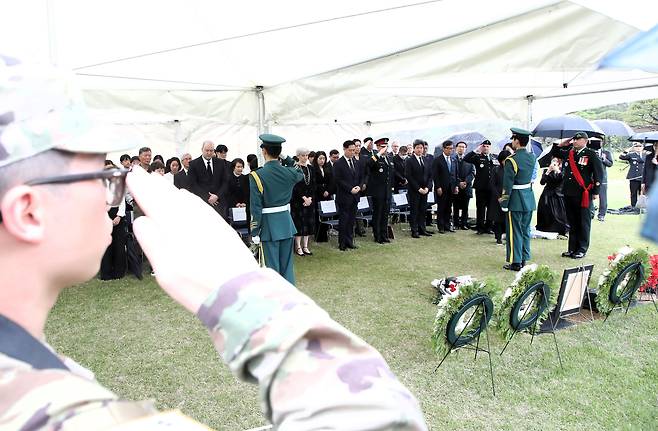 지난달 22일 오전 부산 남구 유엔기념공원 참전용사 묘역에서 캐나다 한국전 참전용사 고 윌리엄 존 크라이슬러 씨의 안장식이 거행되는 가운데 참석한 장병들이 고인에게 경례하고 있다./ 김동환 기자