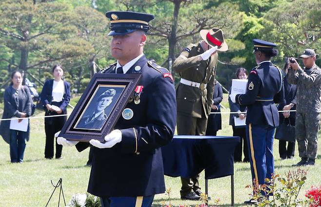 지난달 30일 오후 부산 남구 유엔기념공원에서 6·25전쟁에서 활약한 네덜란드 참전용사 고 요하네스 호르스트만 씨의 유해 안장식이 거행되고 있다./ 김동환 기자