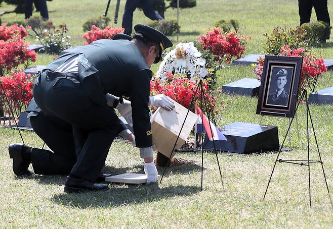 지난달 30일 오후 부산 남구 유엔기념공원에서 6·25전쟁에서 활약한 네덜란드 참전용사 고 요하네스 호르스트만 씨의 유해 안장식에서 우리군 관계자들이 6·25전쟁 당시 네덜란드군 전투 지역인 강원도 횡성에서 가져온 흙을 넣고 있다./김동환 기자
