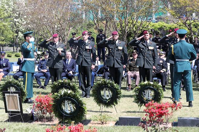 지난달 30일 오후 부산 남구 유엔기념공원에서 6·25전쟁에서 활약한 네덜란드 참전용사 고 요하네스 호르스트만 씨의 유해 안장식에서 네덜란드 반호이츠 부대원들이 헌화 후 경례를 하고 있다./김동환 기자