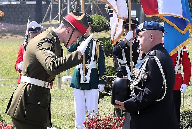지난달 30일 오후 부산 남구 유엔기념공원에서 열린  네덜란드 참전용사 고 요하네스 호르스트만 씨의 유해 안장식에서 유엔군 장병이 유해를 향해 경례하고 있다./김동환 기자