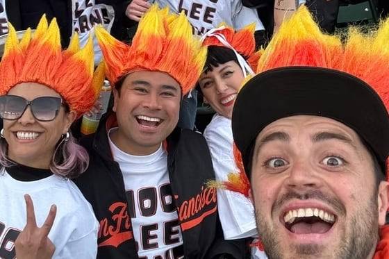 ‘후리건’ 회원들과 함께 야구장을 찾은 카일 스밀리(오른쪽)./후리건 홈페이지