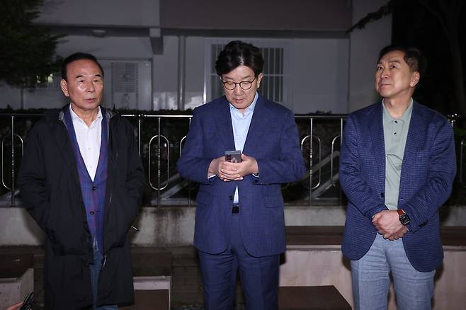 국민의힘 권성동 원내대표와 김기현·박덕흠 의원이 6일 후보 단일화 압박에 반발하며 후보 일정을 중단하고 상경한 김문수 대선 후보를 만나기 위해 서울 관악구 김 후보의 자택 앞에서 기다리고 있다./연합뉴스