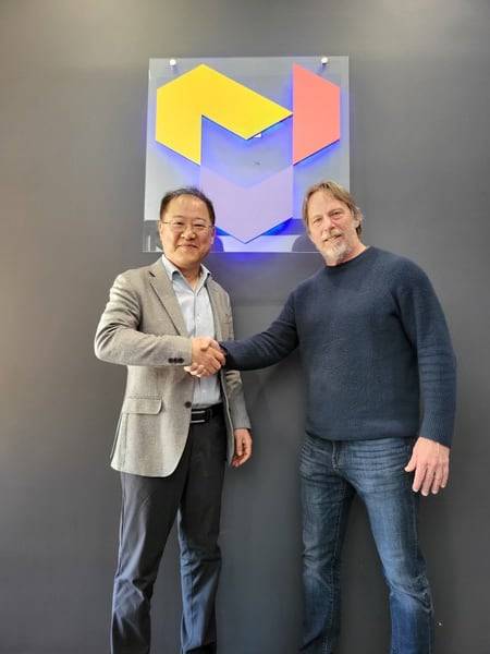 박재홍 보스반도체 대표(왼쪽)와 짐 켈러 텐스토렌트 CEO./보스반도체 제공