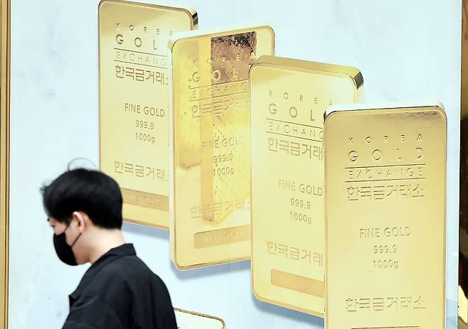 서울 종로구 한국금거래소 종로본점 외벽에 골드바 광고물이 붙어 있다. /뉴스1