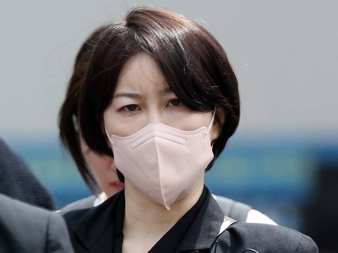 음주운전 및 불법 숙박업 운영 혐의를 받는 문재인 전 대통령 딸 문다혜 씨가 17일 오전 서울 마포구 서울서부지방법원에서 열린 도로교통법 위반(음주 운전)·공중위생관리법 위반 혐의 1심 선고기일을 마치고 발걸음을 옮기고 있다. 2025.4.17/뉴스1