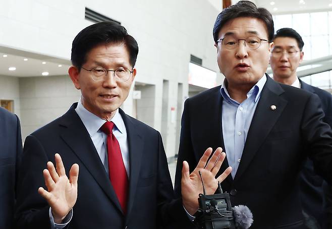 김문수 국민의힘 대통령 후보가 6일 경북 경주시 HICO(정상회의장) 미디어센터에서 단일화 문제를 놓고 당 지도부와 갈등을 빚고 있자 일정 중단을 선언하고 있다./뉴스1