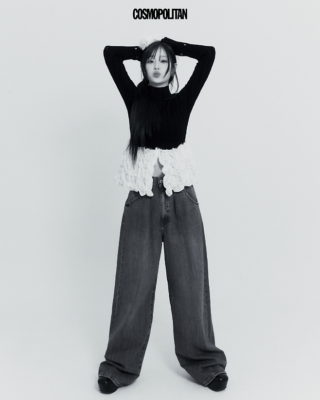 프릴 장식 톱 Rokh. 데님 팬츠 Zara. 귀고리 Muahcho. 슈즈 스타일리스트 소장품.