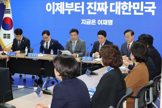 더불어민주당 윤호중 선대위 총괄본부장(왼쪽 두번째)이 6일 서울 여의도 당사에서 열린 총괄본부장단회의에서 발언하고 있다. 연합뉴스