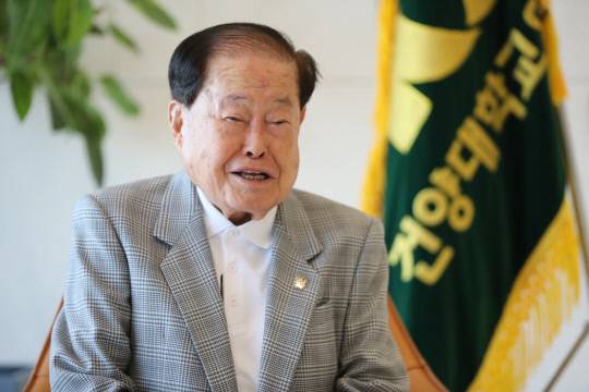 김희수 건양교육재단 설립자 겸 명예총장은 건양대병원 25주년을 맞아 "건양대병원 상급종합병원 지정은 의료인으로서, 교육자로서 살아온 제 인생의 화룡점정"이라며 "앞으로도 환자 중심 의료, 지역사회 복지를 위해 계속 노력할 것"이라고 강조했다. 김영태 기자