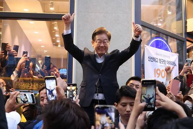 이재명 더불어민주당 대선 후보가 5일 충북 진천군 혁신도시 거리에서 시민들에게 인사하고 있다. ⓒ뉴시스