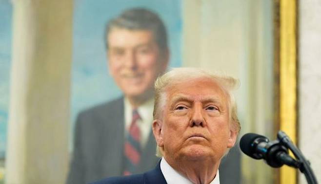 도널드 트럼프 미국 대통령이 5일(현지시간) 백악관 집무실에서 2027 미국프로픗볼(NFL) 드래프트 행사가 워싱턴DC 내셔널몰에서 진행될 예정이라고 발표하고 있다. ⓒ AP/뉴시스