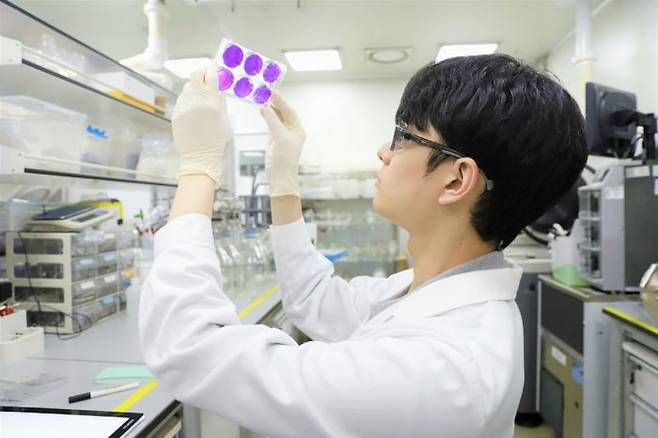 SK바이오사이언스 연구원이 조류독감 백신 후보물질에 대해 분석·실험하고 있다. ⓒSK바이오사이언스